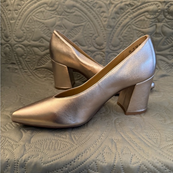 Naturalized Gold Pump - Size 8M - Picture 4 of 6